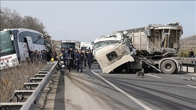 Bilecik'te tırın yolcu otobüsüne arkadan çarptığı kazada 11 kişi yaralandı