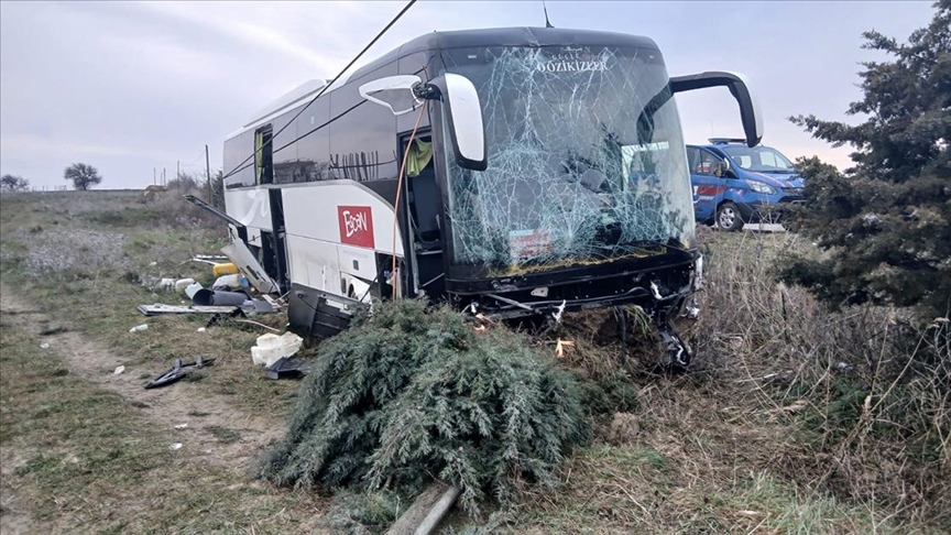 Çanakkale'de yoldan çıkıp boş araziye giren tur otobüsündeki 40 kişi yaralandı