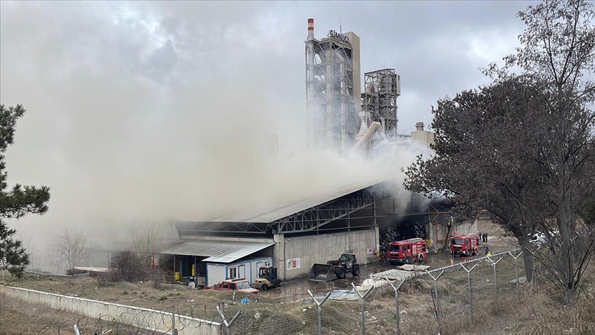 Eskişehir'de çimento fabrikasının geri dönüşüm tesisinde çıkan yangın söndürüldü