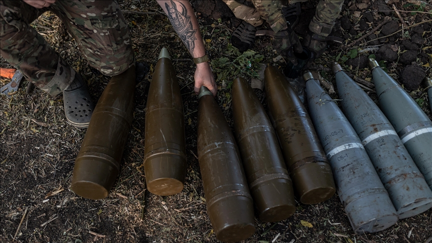 Trump halts new weapons sales to Ukraine, considers suspending shipments from stockpiles: Report Trump halts new weapons sales to Ukraine, considers suspending shipments from stockpiles: Report