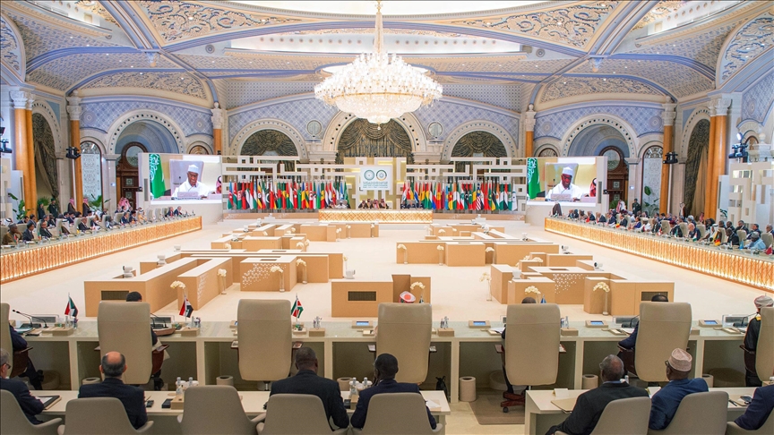 Arab leaders arrive in Egypt for emergency Arab summit on Gaza