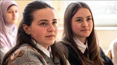 Dy gjimnaziste nga Kosova udhëtojnë çdo ditë me kilometra për të mësuar në turqisht
