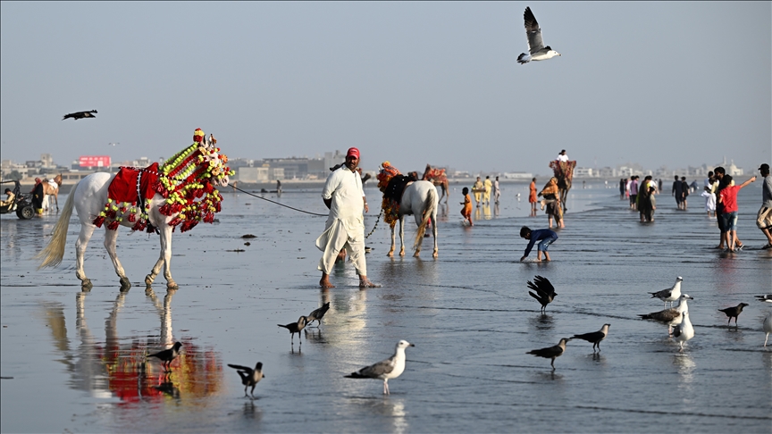 Pakistanezët shijuan motin e bukur në plazhin Clifton