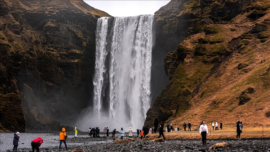 Islandë, ujëvara e mrekullueshme Skogafoss magjeps vizitorët