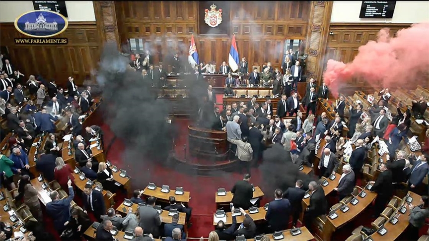 Prekinuta sednica Narodne skupštine Srbije nakon što su u salu bačene dimne bombe