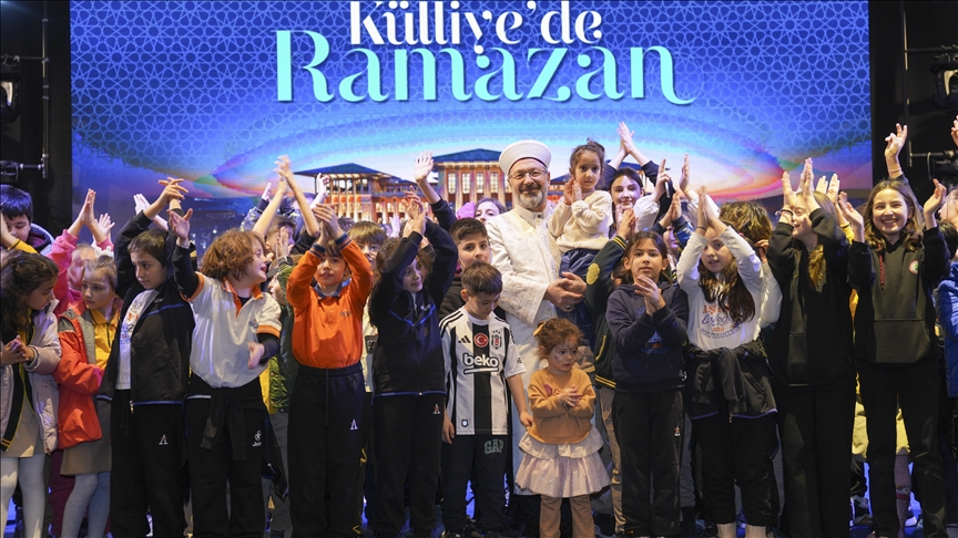 Diyanet İşleri Başkanı Erbaş "Külliye'de Ramazan" kapsamındaki atölyeleri ziyaret etti