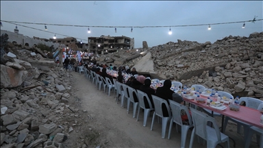 Şam'da devrik rejimin yıktığı Kabun Mahallesi'nde enkaz halindeki evlerin arasında toplu iftar