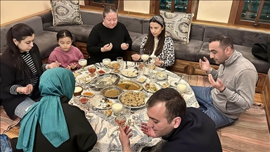 Göynük'ün geleneksel iftar sofraları, misafirlere yöresel zenginliği yaşatıyor