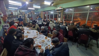 İzmir'de kahvehanede sahur geleneği 9 yıldır sürdürülüyor