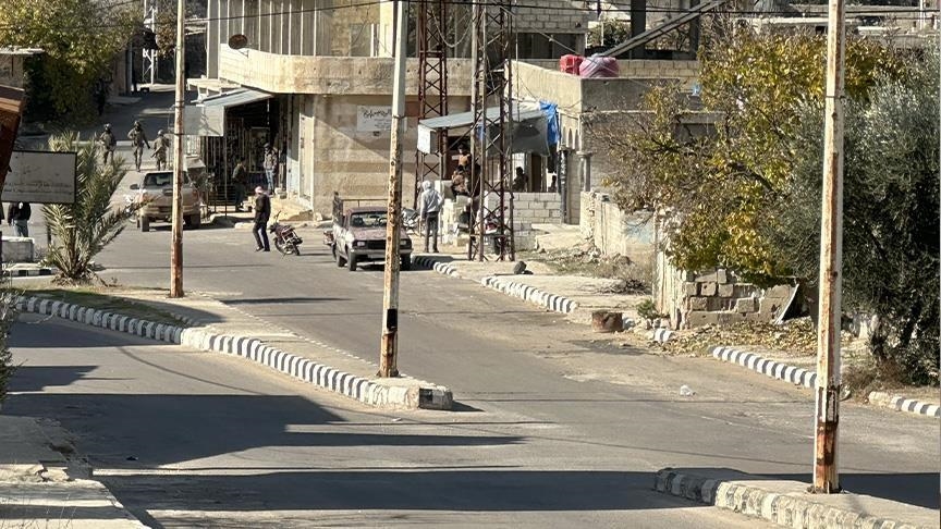 بيد واحدة.. فلسطيني يدير بقالة بمخيم درعا طوال الثورة السورية (تقرير)