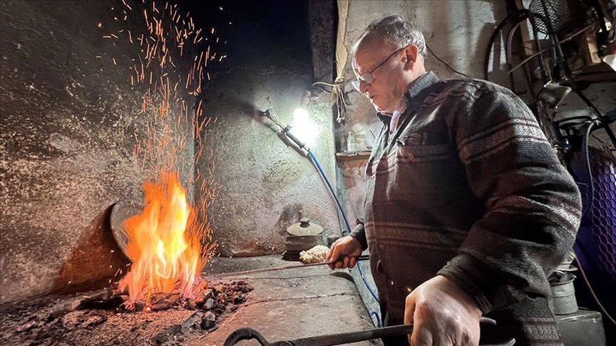 Baba mesleği kalaycılığı 57 yıldır sürdürüyor