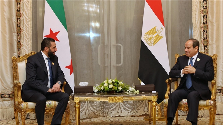 السيسي يلتقي الشرع لأول مرة ويؤكد رفض مصر لأي تعد على سوريا