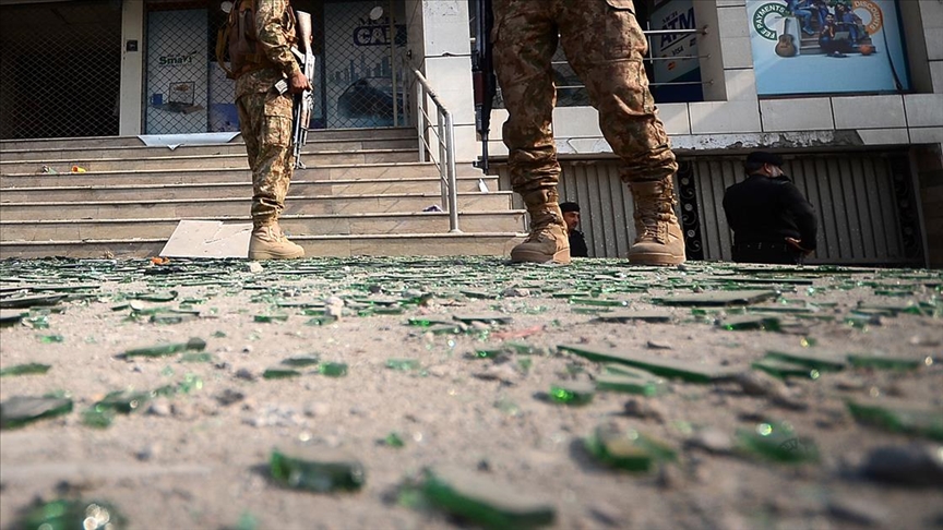 Pakistan'da askeri tesise düzenlenen intihar saldırılarında 12 kişi öldü, 30 kişi yaralandı