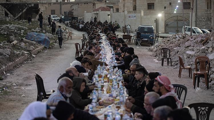 İHH'dan, Halep'te enkaz haline gelen evlerin arasında toplu iftar