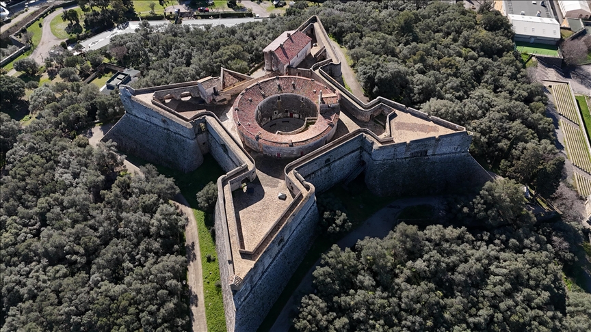 Kështjella historike Fort Carre dhe Porti Vauban, pika ikonike të qytetit francez Antibes