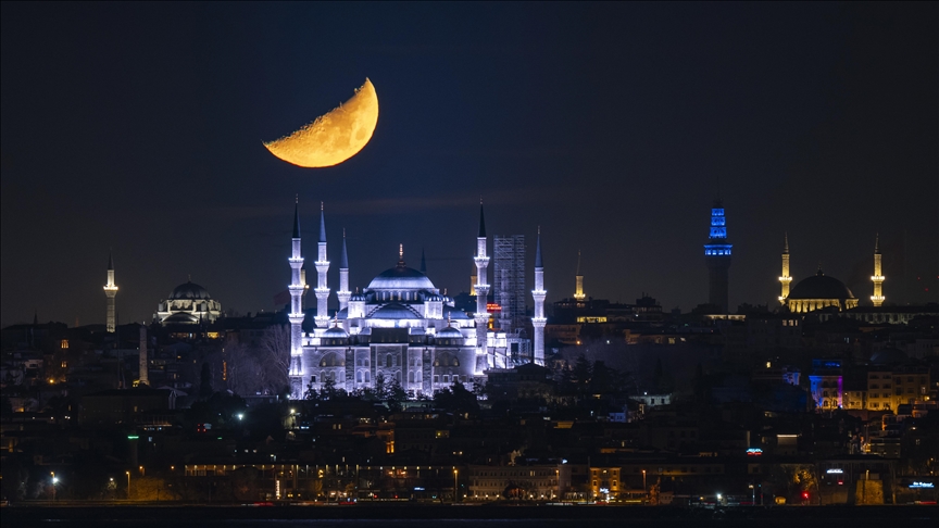 Gjysmëhëna mbi Istanbulin ofron pamje të bukura me xhaminë e Sultanahmetit