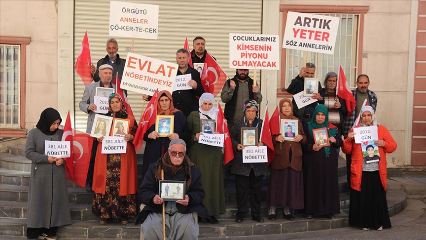 顿颈测补谤产补办谋谤 annelerinin evlat nöbetine bir aile daha kat谋ld谋
