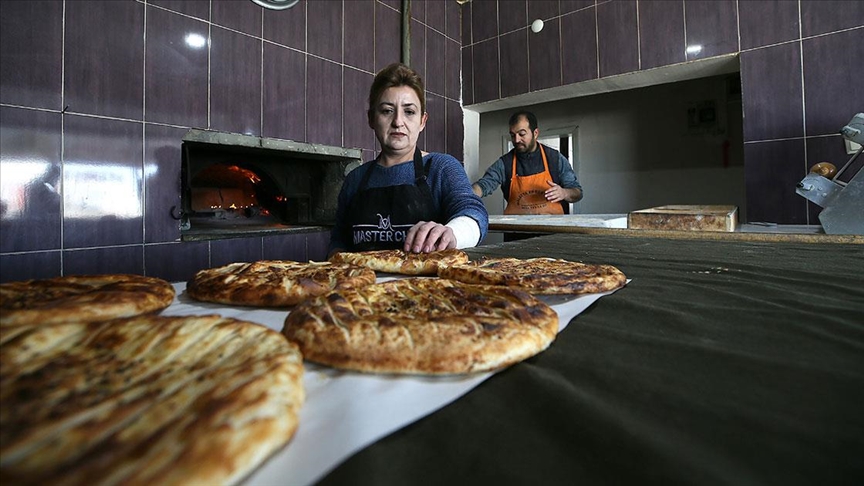 Zorluklara rağmen "hatırası var" dediği fırıncılıkta usta oldu