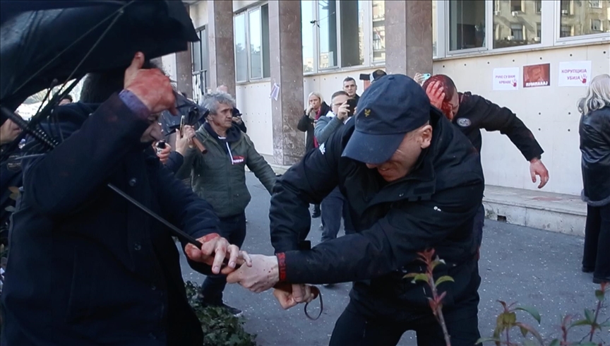 Fizički obračun građana i obezbeđenja ispred Skupštine Beograda