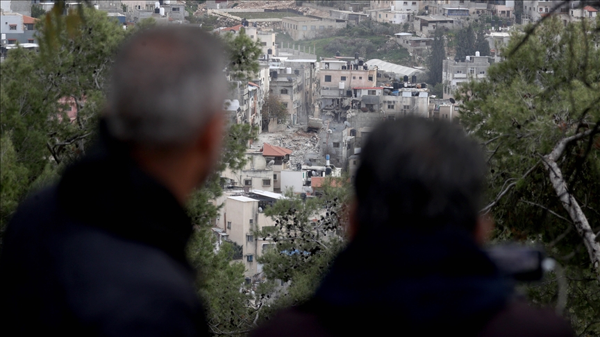 فلسطينيو مخيم نور شمس يشاهدون بحسرة هدم إسرائيل منازلهم