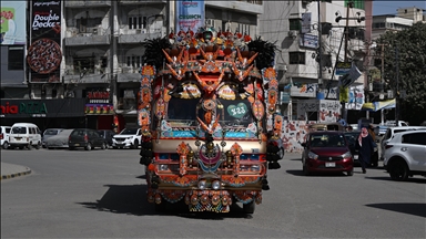 Otobusên rengîn ên Pakistanê bajaran dixemilînin