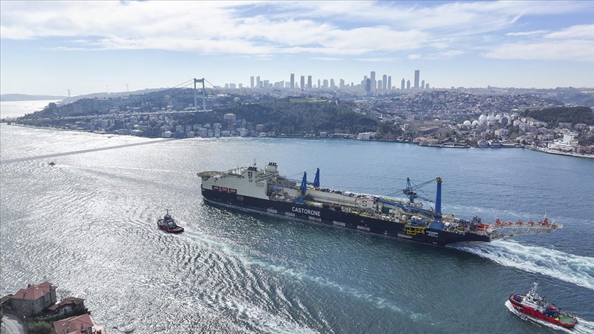 Derin denizde boru indirme gemisi "Castorone" İstanbul Boğazı'ndan geçti