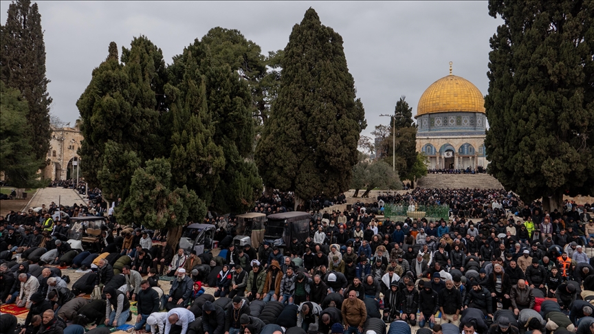 Pavarësisht kufizimeve izraelite, 90.000 besimtarë falën xhumanë e parë të Ramazanit në Al-Aksa