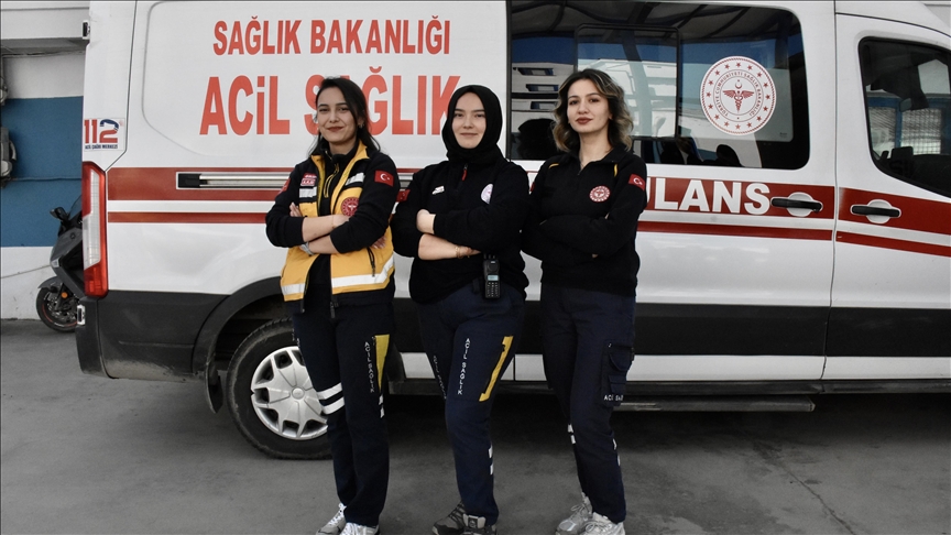 Ordu'nun zorlu yollarında ambulans sirenini kadın paramedikler çalıyor