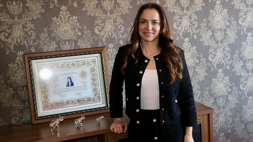Kadın avukat, afetzedelere yardım edebilmek amacıyla arama kurtarma gönüllüsü oldu