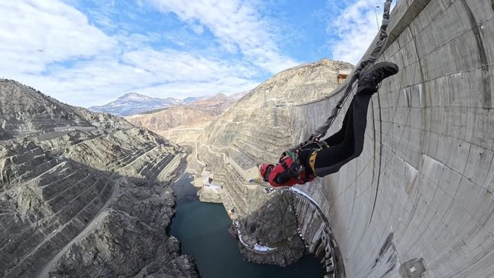 Türkiye'nin en yüksek ikinci barajı "halatla atlama" tutkunlarına ev sahipliği yaptı