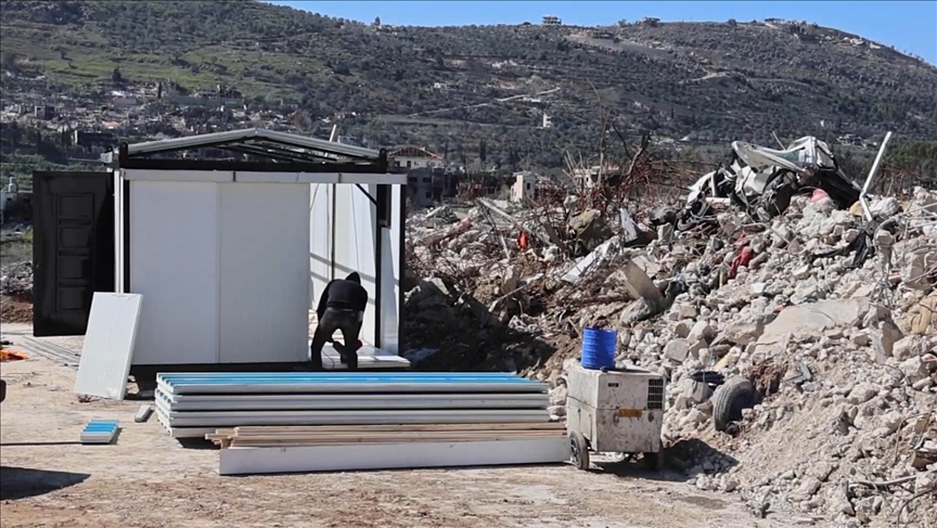 Lübnanlılar, İsrail'in yaşanmaz hale getirdiği bölgeyi prefabrik evlerle canlandırmaya çalışıyor