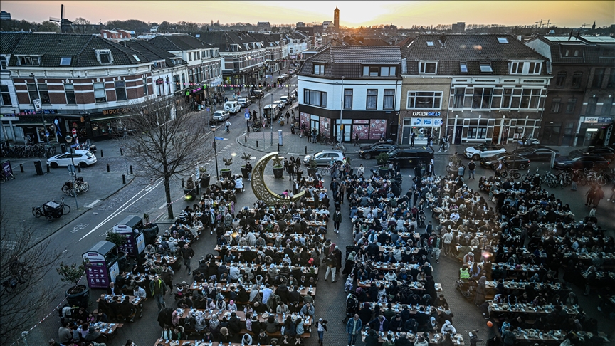 Hollanda'da "Cami Meydanı"nda düzenlenen sokak iftarına yaklaşık 1600 kişi katıldı