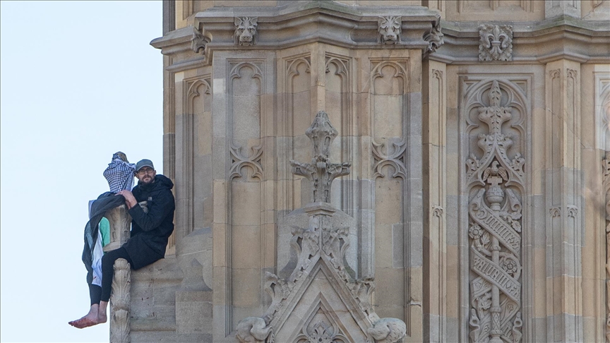 Një person me flamur palestinez ngjitet në Big Benin e Londrës