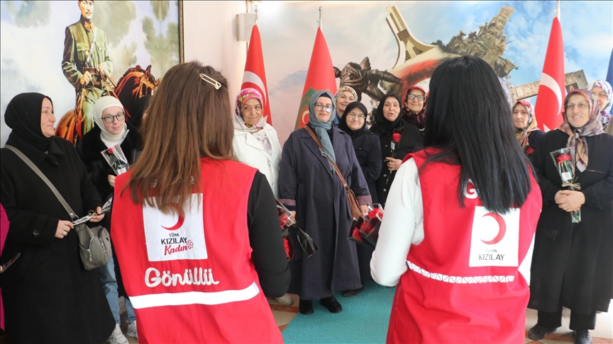 Türk Kızılay gönüllüleri şehit ve gazi ailelerinin Kadınlar Günü'nü kutladı