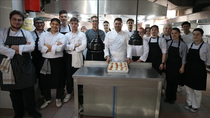 İftar sofralarının vazgeçilmez tatlısı güllaç, Çanakkale'de üniversite öğrencilerine ders oldu