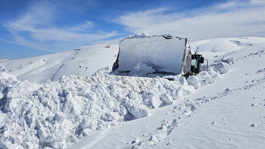 Muş'ta karla mücadele çalışmaları sürüyor