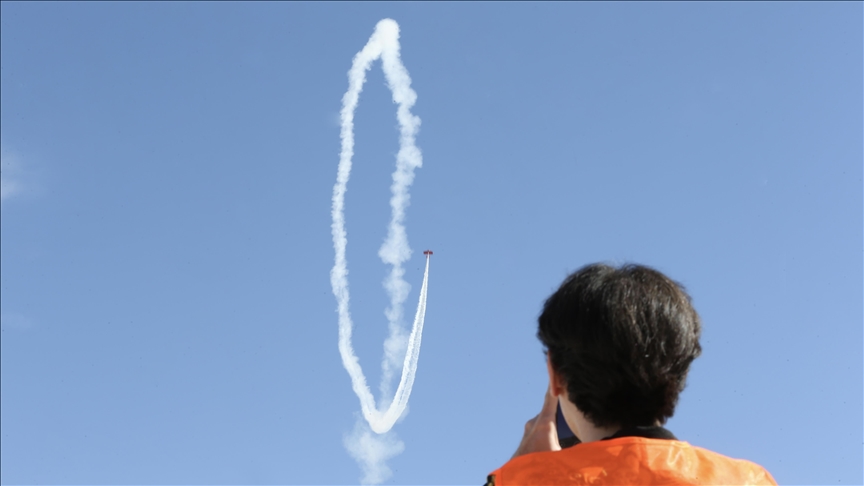 Kadın akrobasi pilotu Semin Öztürk Şener, Dünya Kadınlar Günü'nde gösteri uçuşu yaptı