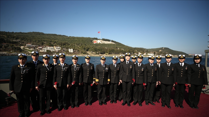 Kadın bahriyeliler, TCG Nusret Gemisi ile Çanakkale Boğazı'ndaki seyir faaliyetine katıldı