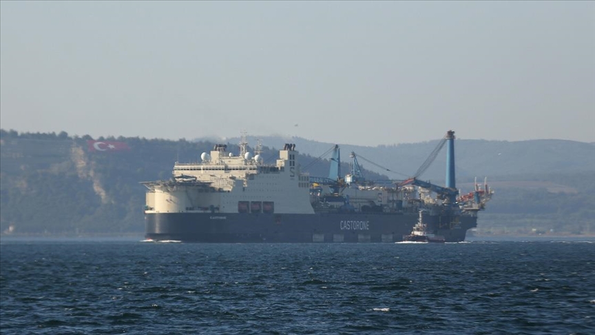 Derin denizde boru indirme gemisi "Castorone" Çanakkale Boğazı'ndan geçti