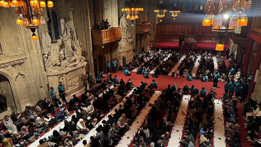 Londra'nın tarihi Guildhall binasında toplu iftar programı düzenlendi
