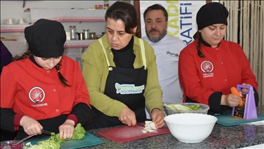 Kadınlar annelerinden öğrendikleri yöresel lezzetleri öğrencilerle hazırlıyor