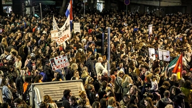 Вработени, студенти и други граѓани протестираа пред зградата на РТС во Белград