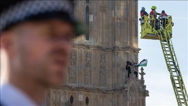 İngiltere'de Big Ben'e çıkarak Filistin bayrağı açan protestocu 16 saat sonra eylemi sonlandırdı