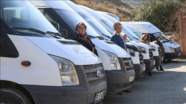 Esnaf kredisiyle aldığı minibüsle servis şoförlüğüne başlayan kadın işinin patronu oldu 