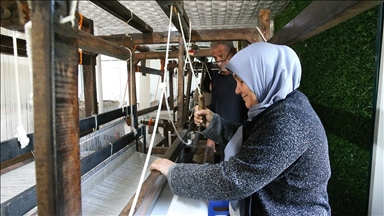 Meslek edinen depremzede kadınların el emeği ürünleri yurt dışına da pazarlanacak