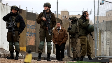 Israeli army raids central West Bank, injures 2 teens, detains third