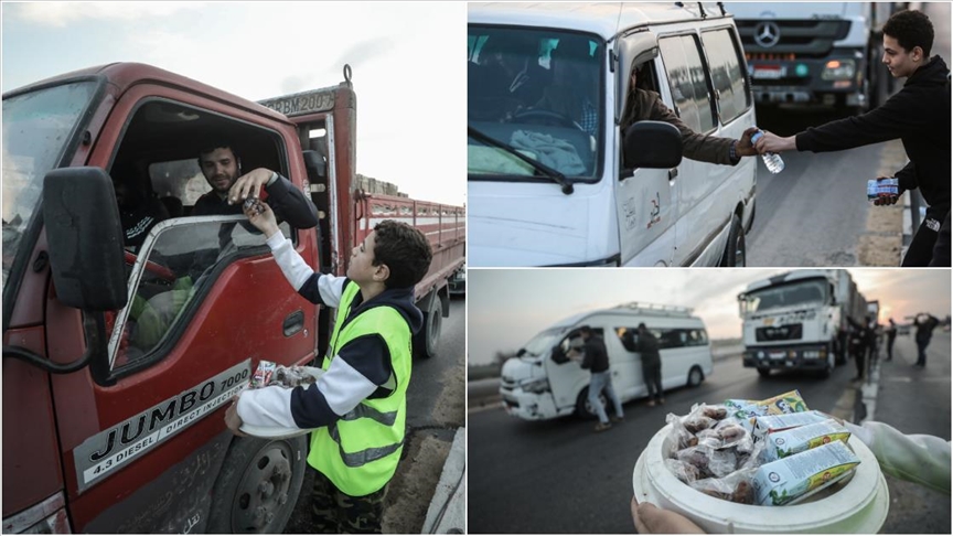 Mısır'da ramazanda yolda kalanlara "iftar verme yarışı" adeta gelenek halinde sürdürülüyor