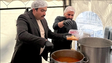 Sarıkamış Belediyesi, yatalak, hasta ve çadıra gelemeyeceklerin iftar yemeğini evlerine götürüyor