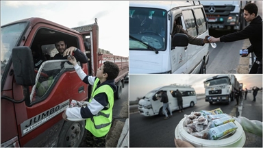 Mısır'da ramazanda yolda kalanlara "iftar verme yarışı" adeta gelenek halinde sürdürülüyor