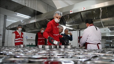 Türk Kızılay Adıyaman'daki ihtiyaç sahiplerinin iftar sofralarına sıcak yemek ulaştırıyor